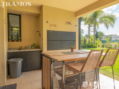 Casa en Alquiler con 4 cocheras