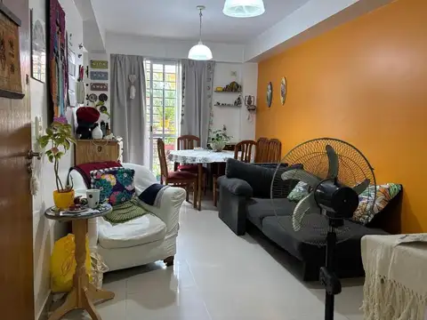 Venta departamento 2 ambientes con dos balcones y pequeño patio en Monte Castro. ESPECTACULAR