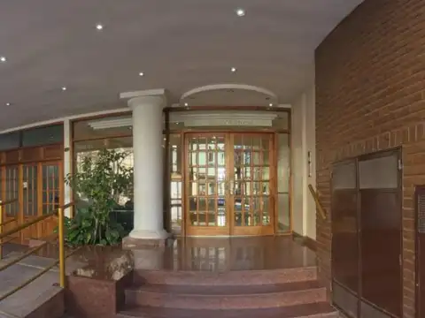 EXCELENTE Departamento ! AL Frente- Semipiso - Luminoso - Balcón Aterrazado - Cocina office y dep. Servicios -IMPERDIBLE  