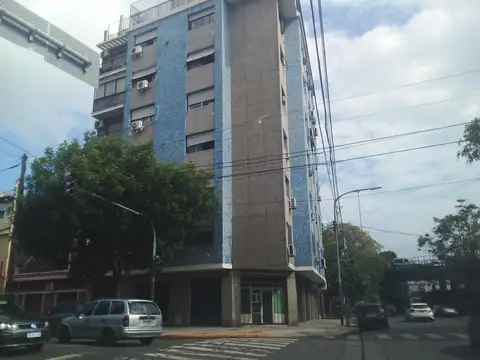 4 Ambientes con balcon al frente SE VENDE ALQUILADO