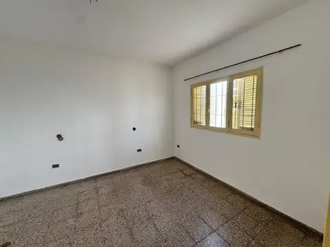 Venta de casa Amplia - 4 dorm. Bº Bialet