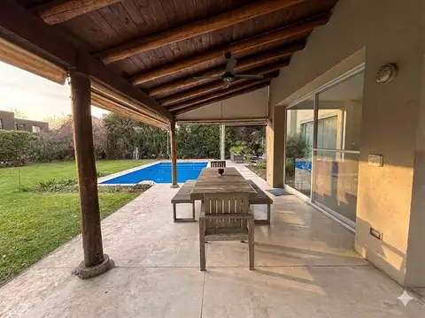 Casa en Alquiler con 3 cocheras