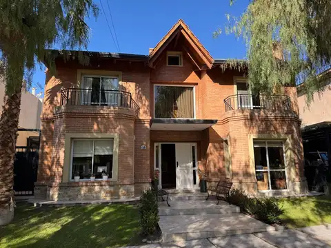 Casa Dalvian, 4 Dorm, 3 Baños, 4 Cocheras, Jardín, Piscina, Acepta Permuta, Crédito