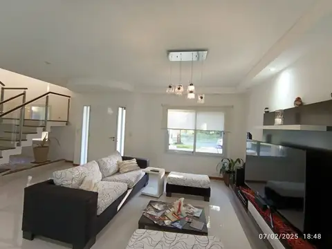 VENTA CASA DE 4 AMBIETES EN BARRIO CERRADO LUJAN