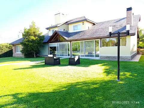 Casa 5 ambientes con 4 baños