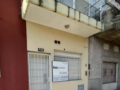 Alquiler departamento 2 ambientes en PB, con patio al frente