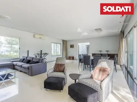 Casa en Alquiler con 3 cocheras