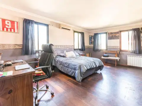 Casa 13 ambientes con 5 baños