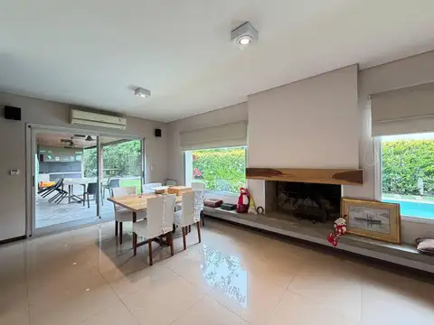 Casa en Alquiler con 2 cocheras