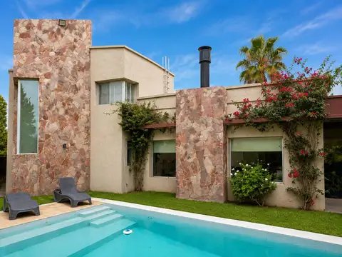 Alquiler: Casa amoblada de 4 dormitorios   comodín c/ pileta. Barrio Cerrado: Miraflores Funes Hills