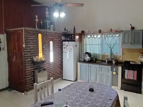 Casa 4 ambientes con 2 baños