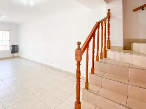 Casa en Alquiler con 1 cochera