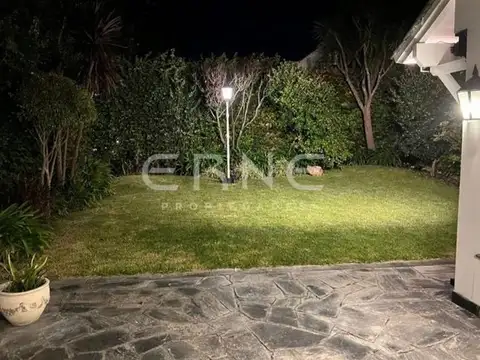 Casa 5 AMB sobre calle alem con quincho y parque