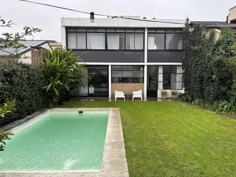 Muy linda casa  de estilo Mid-Century Modern,  con espacios amplios y  jardín y pileta 