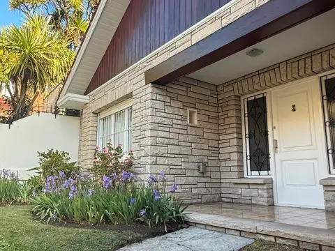 Venta Chalet 4 ambientes con Parque y Garage. Los Troncos