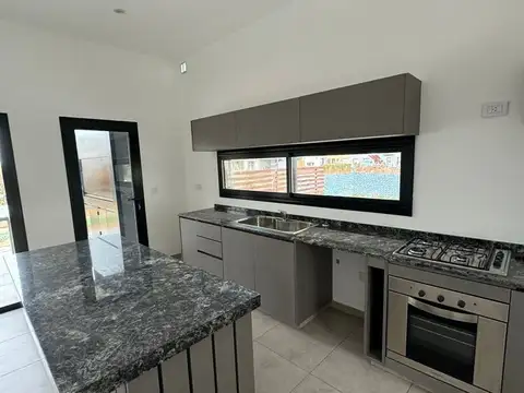 Casa en Alquiler en Pilar del Este - San Ramiro, USD 1.400