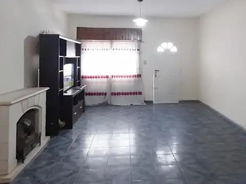 Casa en Alquiler con 2 cocheras