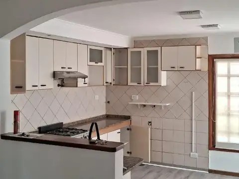 SOBRE AVENIDA CONSTITUCION HERMOSO CHALET 3 AMBIENTES