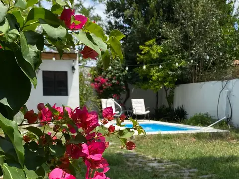 Venta - Casa - Excelente Ubicación - Cochera - Quincho - Piscina - Parque Libre - Permuta!