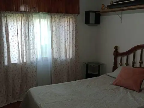 Sobe asfalto, a cuadras de la estación de tren