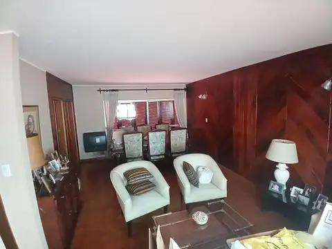 Casa 8 ambientes con 4 baños