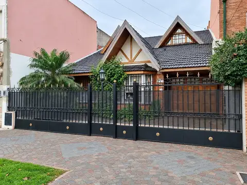 Chalet en una planta, Haedo chico, 3 dormitorios uno en suite, garage, fdo quincho
