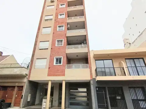 Excelente depto de 2 amb. al frente c/amplio balcón. a media cuadra de Rivadavia.