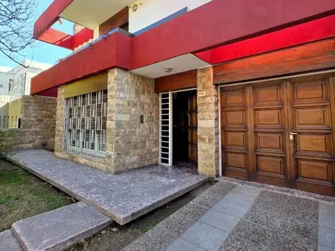 VENTA CASA 4 DORMITORIOS 3 BAÑOS AMPLIO PATIO APTO CREDITO