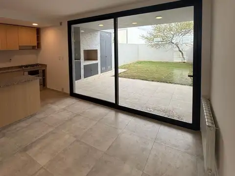 Casa 7 ambientes con 2 baños