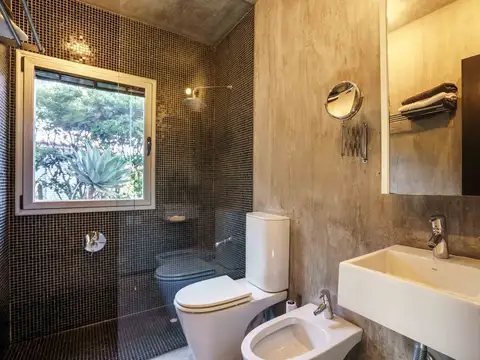 Casa 6 ambientes con 2 baños