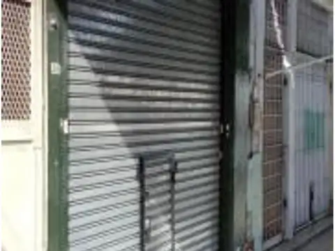 Local a la calle a 30  mts de Rivadavia   altura 8200 . Y cerca estación floresta