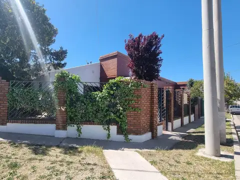 Casa 3 dormitorios - Delvas y Azcuenaga (altura Elordi al 2200) - Neuquen