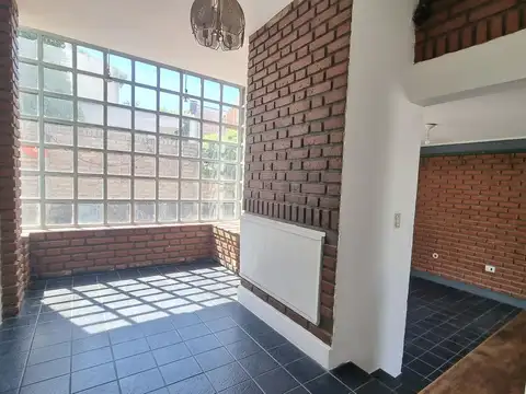 Casa 6 ambientes con 2 baños