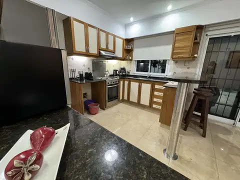 Casa 7 ambientes con 2 baños