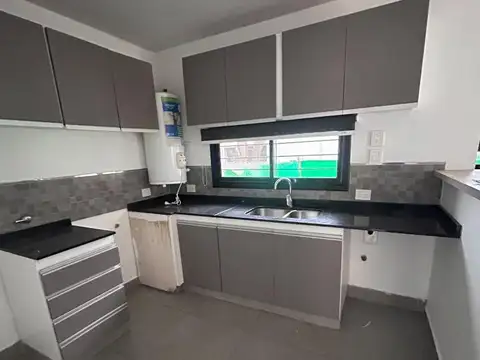 Casa en Alquiler con 2 cocheras