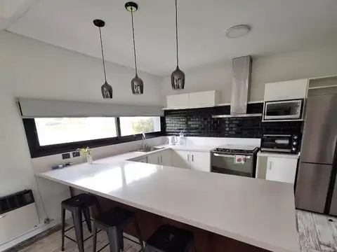 Casa en Alquiler con 6 cocheras