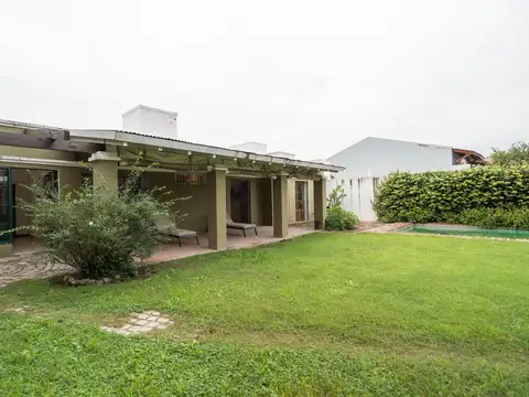 Casa 9 ambientes con 4 baños