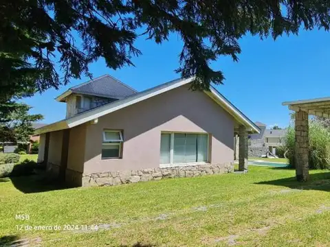 Casa 5 ambientes con 4 baños