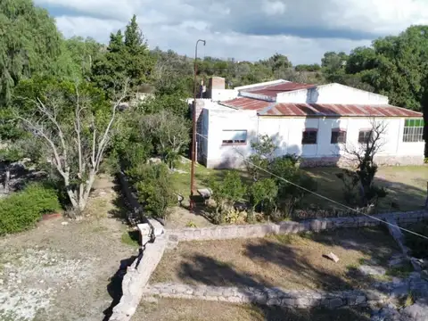 CAMPO DE UNA HECTAREA CON UNA CASA Y 5 CABAÑAS