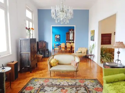 Depto. de 7 ambientes con dependencias.