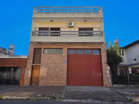 Lomas del Mirador (Dorrego 74) - Galpón/Depósito + Departamento 4 ambientes en  planta alta.