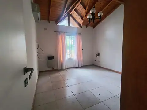 Casa en Alquiler con 2 cocheras