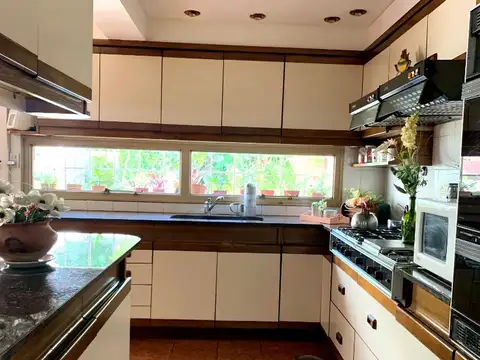 Casa 8 ambientes con 4 baños