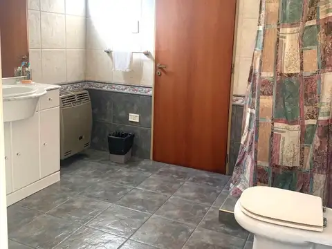 Rio Limay al 1300 - Hermosa casa 8 ambientes  - familia numerosa - 2 familias