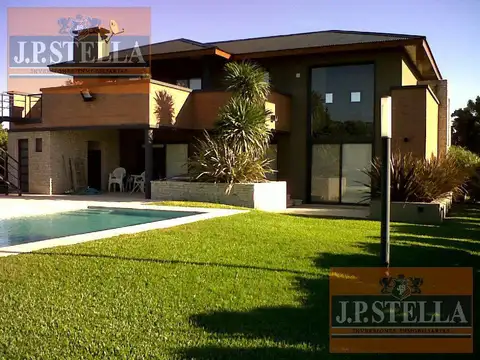 Casa 5 Amb. c/ cochera y Pileta 294 m² - Las Cañuelas Club de Campo