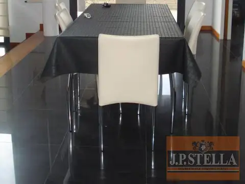 Casa 5 Amb. c/ cochera y Pileta 294 m² - Las Cañuelas Club de Campo