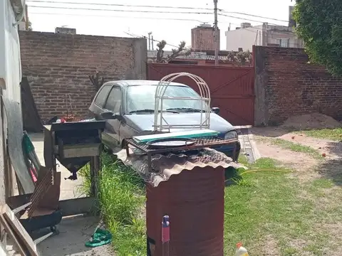 SE VENDE CASA CON AMPLIO TERRENO Bª SAN DANIEL