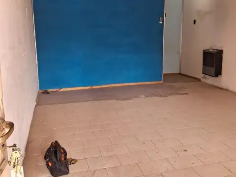 Vendo terreno céntrico con local comercial.