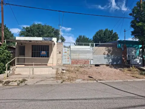 Vendo terreno céntrico con local comercial.