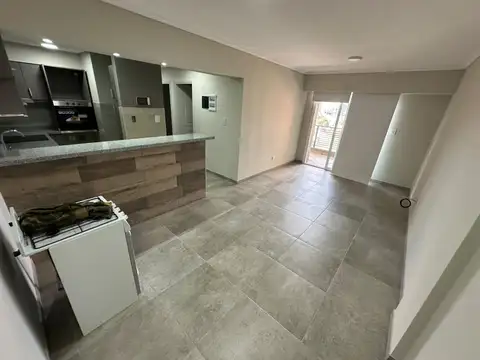 Venta de amplio tres ambientes de categoría